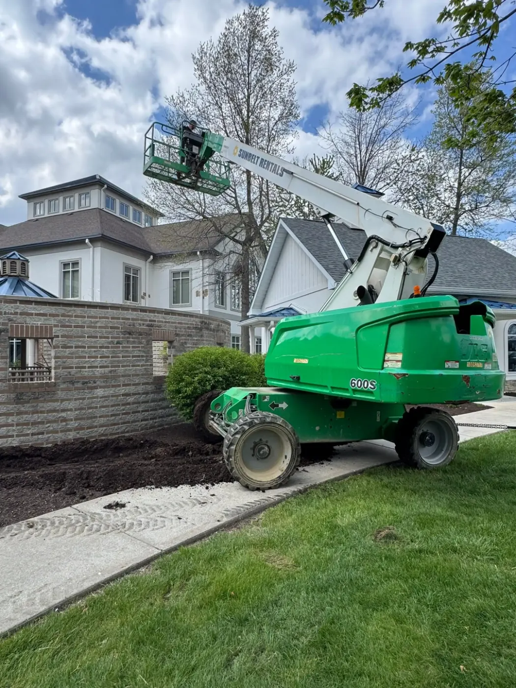 Manufacturer-certified roof installation in Peru